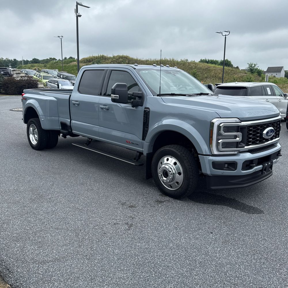 2025 Ford F-450 Super Duty Platinum