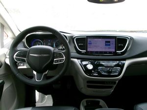 CHRYSLER PACIFICA TOURING L - 4