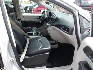 CHRYSLER PACIFICA TOURING L - 3