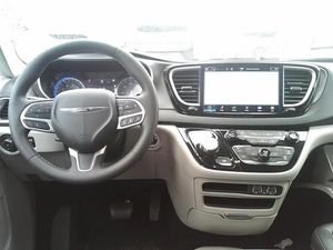 CHRYSLER PACIFICA TOURING L - 4