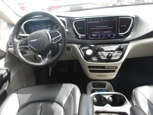 CHRYSLER PACIFICA TOURING L - 8