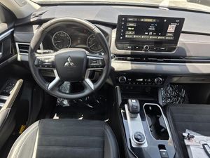 صورة 4 لـ 2025 Mitsubishi OUTLANDER SE