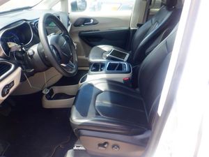 CHRYSLER PACIFICA TOURING L - 3