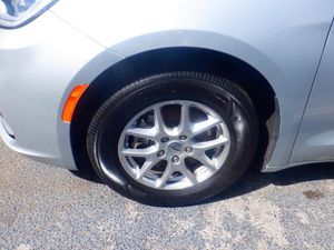 CHRYSLER PACIFICA TOURING L - 8