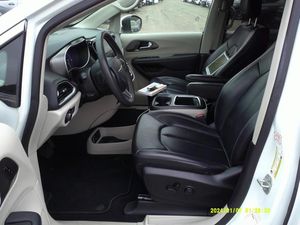 CHRYSLER PACIFICA TOURING L - 3