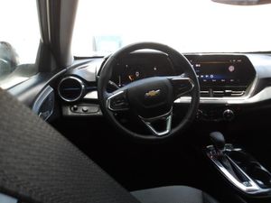 2025 Chevrolet TRAX LT — фото 4