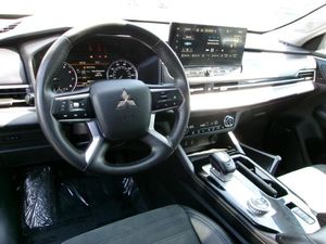 2025 Mitsubishi OUTLANDER SE — фото 4
