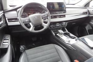 صورة 4 لـ 2025 Mitsubishi OUTLANDER SE
