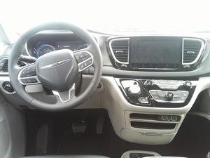 CHRYSLER PACIFICA TOURING L - 4