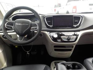 2023 Chrysler PACIFICA TOURING L — фото 4