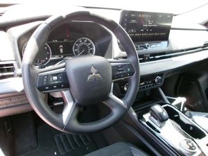 2025 Mitsubishi OUTLANDER 照片 4