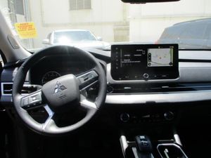 2025 Mitsubishi OUTLANDER SE photo 4
