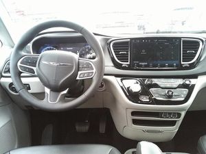 CHRYSLER PACIFICA TOURING L - 4