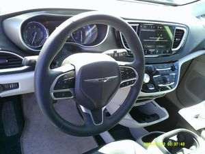 CHRYSLER PACIFICA TOURING L - 8