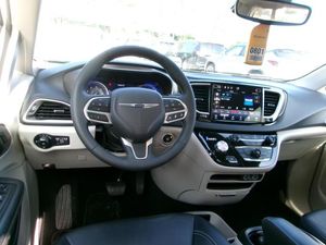 CHRYSLER PACIFICA TOURING L - 4