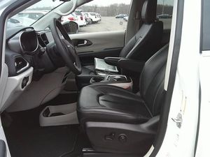 CHRYSLER PACIFICA TOURING L - 3