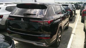2025 Mitsubishi OUTLANDER SE — фото 2
