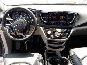 CHRYSLER PACIFICA TOURING L - 4