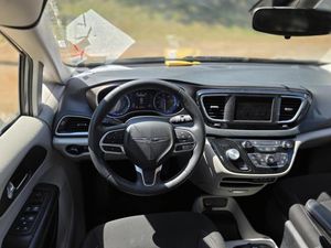 CHRYSLER VOYAGER LX - 4