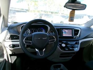 CHRYSLER VOYAGER LX - 4