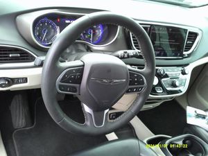 CHRYSLER PACIFICA TOURING L - 4