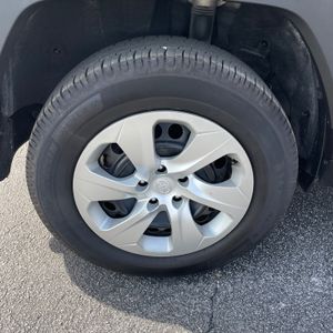 صورة مصغرة 12 لـ 2021 Toyota RAV4 LE
