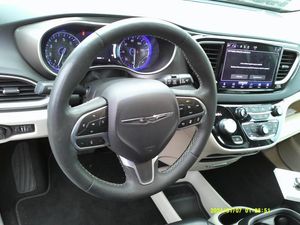 CHRYSLER PACIFICA TOURING L - 8