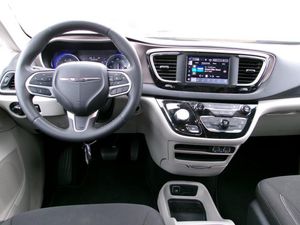 CHRYSLER VOYAGER LX - 4