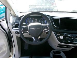 CHRYSLER PACIFICA TOURING L - 4