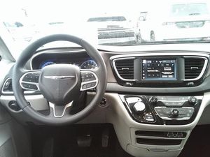 CHRYSLER VOYAGER LX - 4