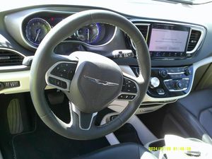 CHRYSLER PACIFICA TOURING L - 4