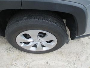 2025 Toyota RAV4 LE 照片 9