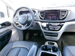 CHRYSLER PACIFICA TOURING L - 4