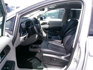 CHRYSLER PACIFICA TOURING L - 3