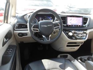 CHRYSLER PACIFICA TOURING L - 4