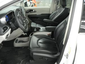 CHRYSLER PACIFICA TOURING L - 3