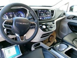 CHRYSLER PACIFICA TOURING L - 4