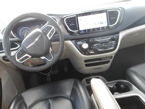 CHRYSLER PACIFICA TOURING L - 4