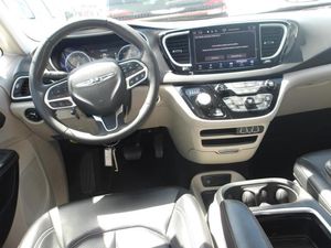 CHRYSLER PACIFICA TOURING L - 8