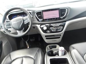 CHRYSLER PACIFICA TOURING L - 8