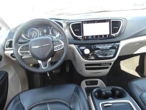 CHRYSLER PACIFICA TOURING L - 8