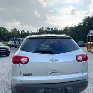 2011 Chevrolet TRAVERSE LT photo 4