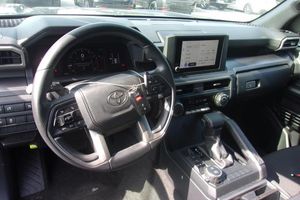 2025 Toyota 4RUNNER SR5 — фото 4