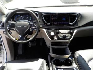 CHRYSLER PACIFICA TOURING L - 4