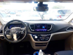 CHRYSLER PACIFICA TOURING L - 4