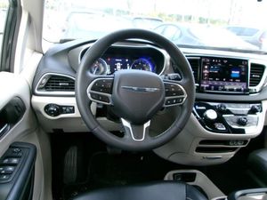 CHRYSLER PACIFICA TOURING L - 4