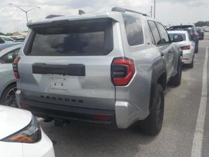2025 Toyota 4RUNNER SR5 照片 2