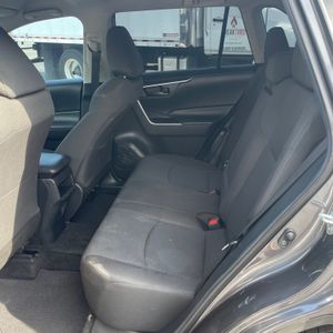 صورة مصغرة 26 لـ 2021 Toyota RAV4 LE