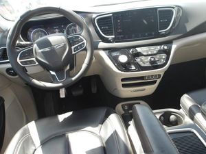 CHRYSLER PACIFICA TOURING L - 8