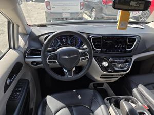 CHRYSLER PACIFICA TOURING L - 4